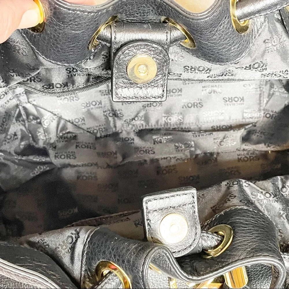 Michael Kors Black Leather Hobo W/tassel & Logo.